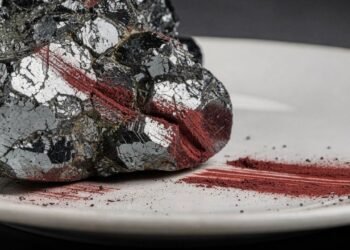 Esqueça o chumbo e o zinco, pois esta pedra brilha como metal mas sangra vermelho ao ser riscada sendo a base da nossa mineração