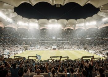 Com capacidade para 67 mil torcedores e uma cobertura ondulada, o Stade Vélodrome, de 1937, tornou-se o estádio mais icônico e vibrante da França