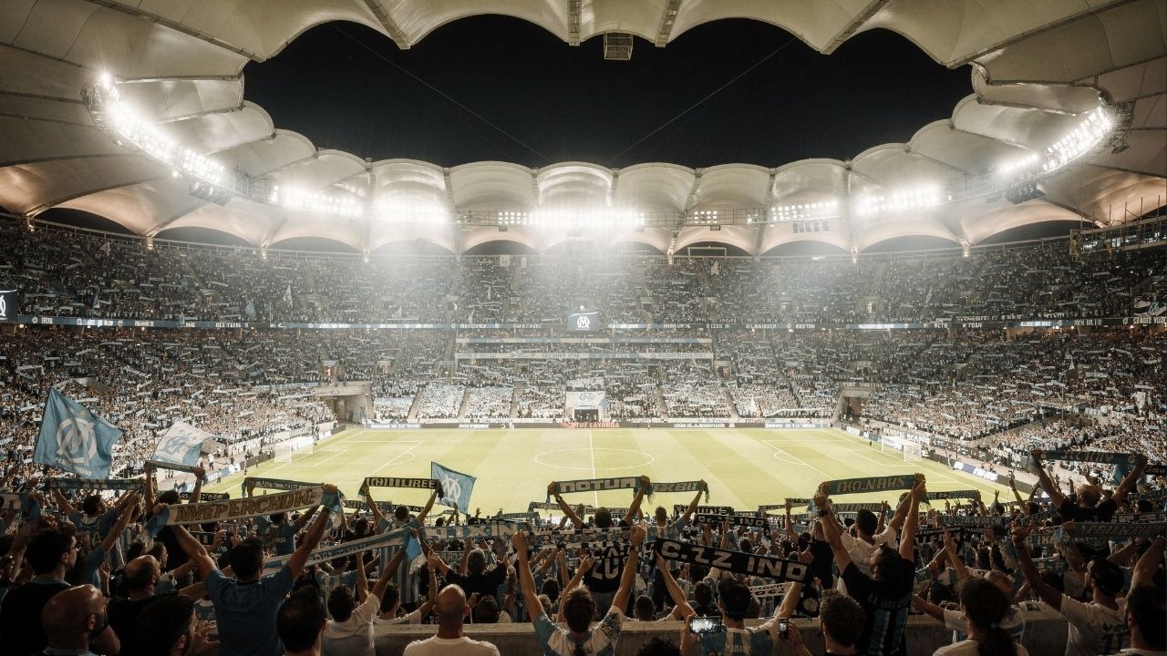 Com capacidade para 67 mil torcedores e uma cobertura ondulada, o Stade Vélodrome, de 1937, tornou-se o estádio mais icônico e vibrante da França