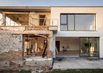 Família reconstrói uma mansão destruída pelo fogo enfrenta prejuízos milionários inesperados