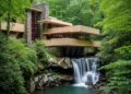 Essa obra desafiou a engenharia ao ser construída sobre uma queda d'água ativa na Pensilvânia tornando-se o maior ícone da arquitetura mundial