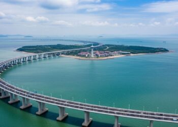 Com 36 km de comprimento e traçado em formato de S, a ponte da Baía de Hangzhou na China reduziu em 120 km o trajeto entre Xangai e Ningbo