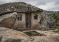 Integrada entre quatro rochas gigantes de granito e construída em 1974, a Casa do Penedo em Portugal virou um marco que dispensa o uso de eletricidade