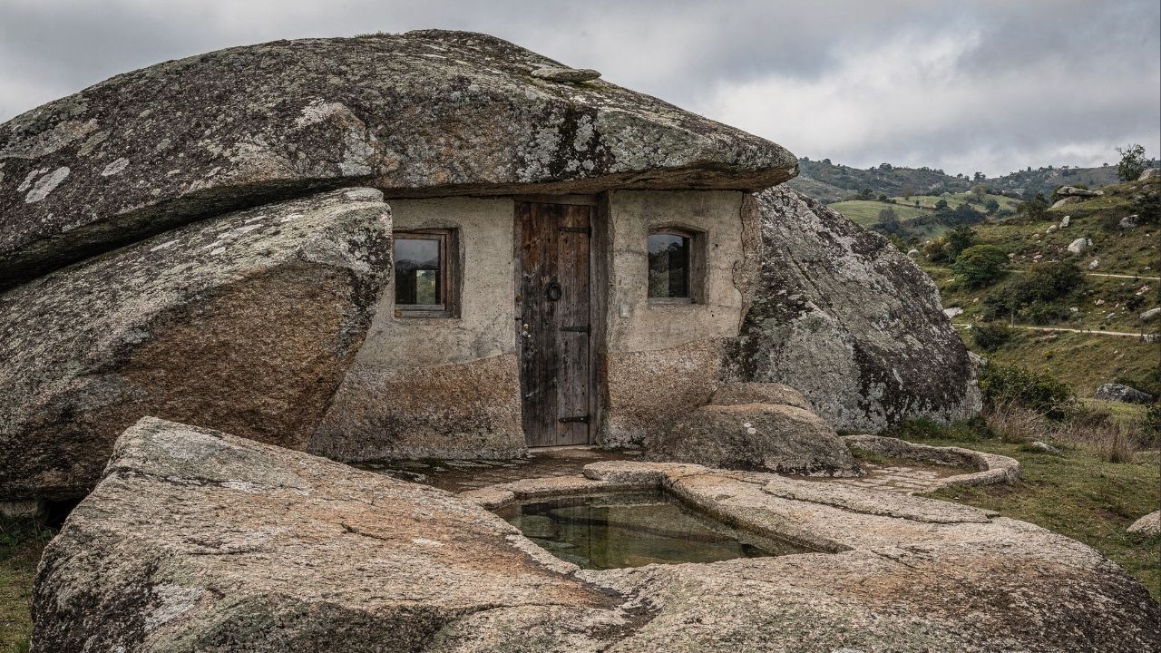 Integrada entre quatro rochas gigantes de granito e construída em 1974, a Casa do Penedo em Portugal virou um marco que dispensa o uso de eletricidade