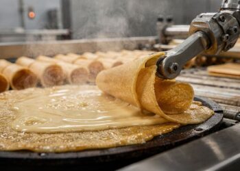 Uma massa de trigo e açúcar assada a 200 graus em segundos; é assim que a indústria molda a casquinha de sorvete crocante que você tanto adora