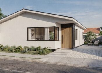 Casa térrea compacta com 2 dormitórios e pátio lateral de 64 metros quadrados otimiza conforto e iluminação natural