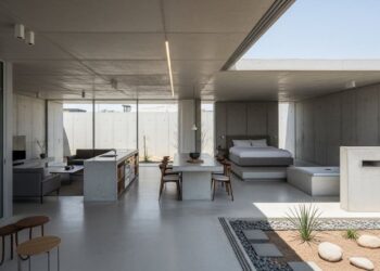 Casal constrói sozinho casa de concreto aparente minimalista com 2 quartos, integração total e estilo europeu