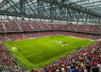 Com seu teto retrátil pioneiro e capacidade para 42 mil pessoas, a arena virou o caldeirão mais moderno e tecnológico do Brasil