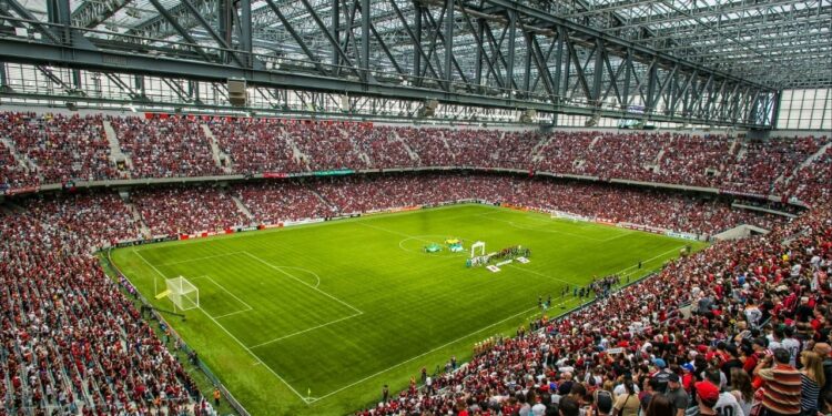 Com seu teto retrátil pioneiro e capacidade para 42 mil pessoas, a arena virou o caldeirão mais moderno e tecnológico do Brasil