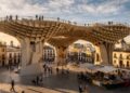 Com 150 metros de extensão e feita de madeira a estrutura Metropol Parasol virou a maior construção de madeira do mundo e ícone moderno de Sevilha
