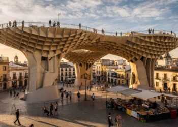 Com 150 metros de extensão e feita de madeira a estrutura Metropol Parasol virou a maior construção de madeira do mundo e ícone moderno de Sevilha