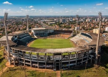 Com capacidade para 31 mil pessoas e inaugurado em 1976, o Estádio do Café, em Londrina, tornou-se a maior e mais importante praça esportiva da região