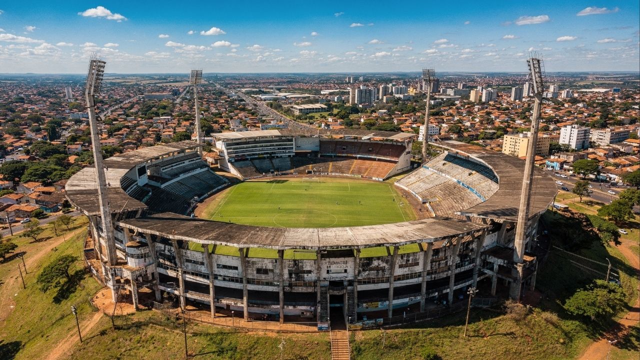 Com capacidade para 31 mil pessoas e inaugurado em 1976, o Estádio do Café, em Londrina, tornou-se a maior e mais importante praça esportiva da região