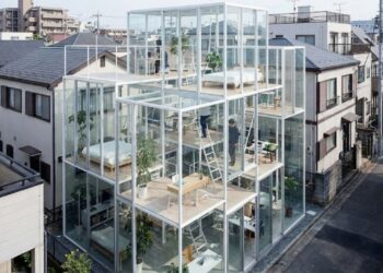 A casa transparente do Japão onde não existe privacidade: paredes de vidro, níveis escalonados e vida exposta para a rua desafiam o conceito ocidental de moradia