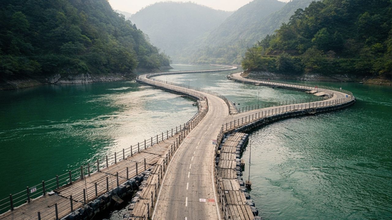 Rodovia flutuante na China ganha fama mundial, pois seus 500 metros sobre o rio Shiziguan, de 2016, viraram uma referência de engenharia cênica