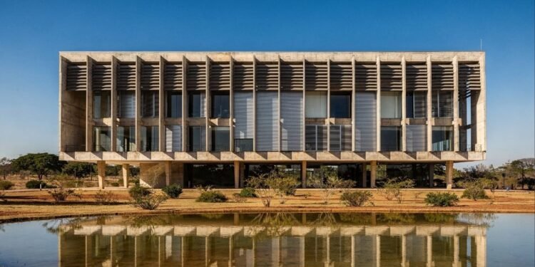 Com design de concreto aparente e brises móveis a sede da OAB em Brasília virou um marco da arquitetura de Lelé e da funcionalidade brasileira