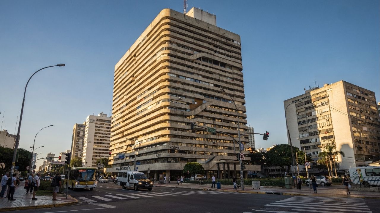 Com 36 andares e projetado por Oscar Niemeyer em 1952, o Edifício JK, em Belo Horizonte, tornou-se um dos maiores complexos residenciais do Brasil