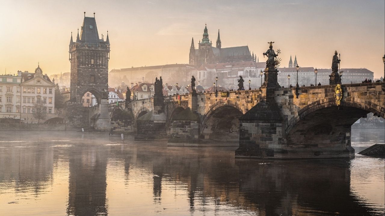 Com 516 metros e 30 estátuas barrocas de 1357 a Ponte Carlos virou o maior símbolo de Praga e um marco da engenharia medieval europeia