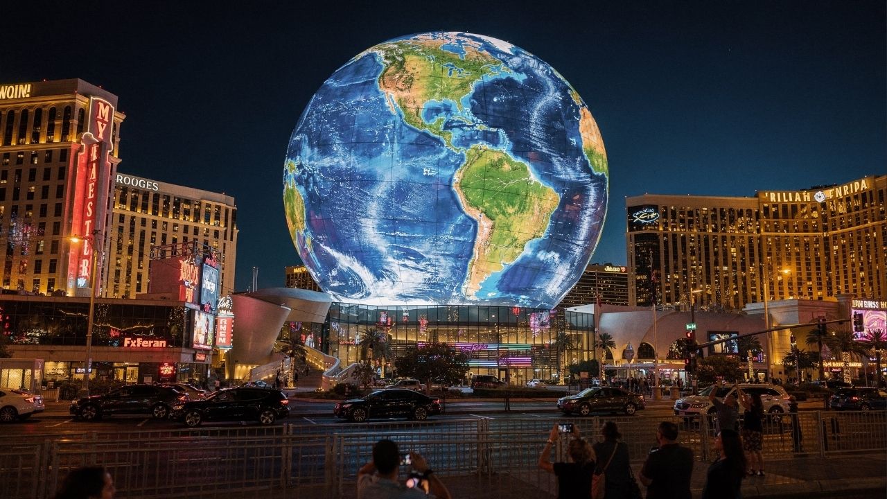 Com um custo de US$ 2,3 bilhões e 54 mil metros quadrados de LED, a Sphere em Las Vegas, com 111 metros de altura, tornou-se a maior estrutura esférica do planeta
