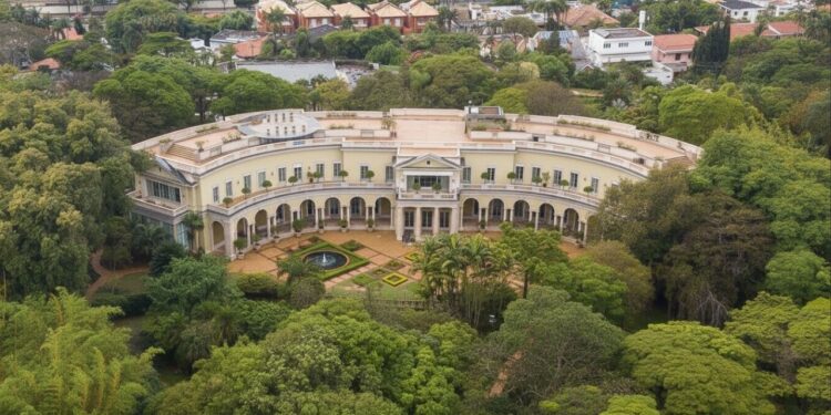 Com 11.000 m² e 130 cômodos, a mansão em SP maior que a Casa Branca é a 11ª do mundo e resiste à verticalização