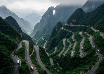 A estrada chinesa sobe 1.100 metros com 99 curvas fechadas; a Tianmen Mountain Road desafia motoristas em um dos trajetos mais íngremes do mundo