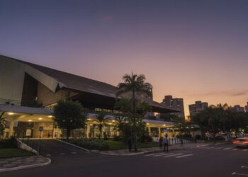 Com um palco de 600 metros quadrados e concha acústica para 5 mil pessoas, o complexo de 1967 virou o maior centro cultural da Bahia e um ícone modernista