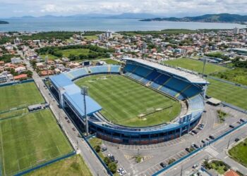 Com capacidade para 17.800 pessoas e localizado próximo ao aeroporto a Ressacada virou o principal estádio da capital catarinense e casa do Avaí
