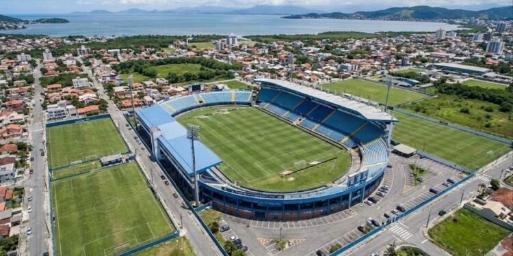 Com capacidade para 17.800 pessoas e localizado próximo ao aeroporto a Ressacada virou o principal estádio da capital catarinense e casa do Avaí