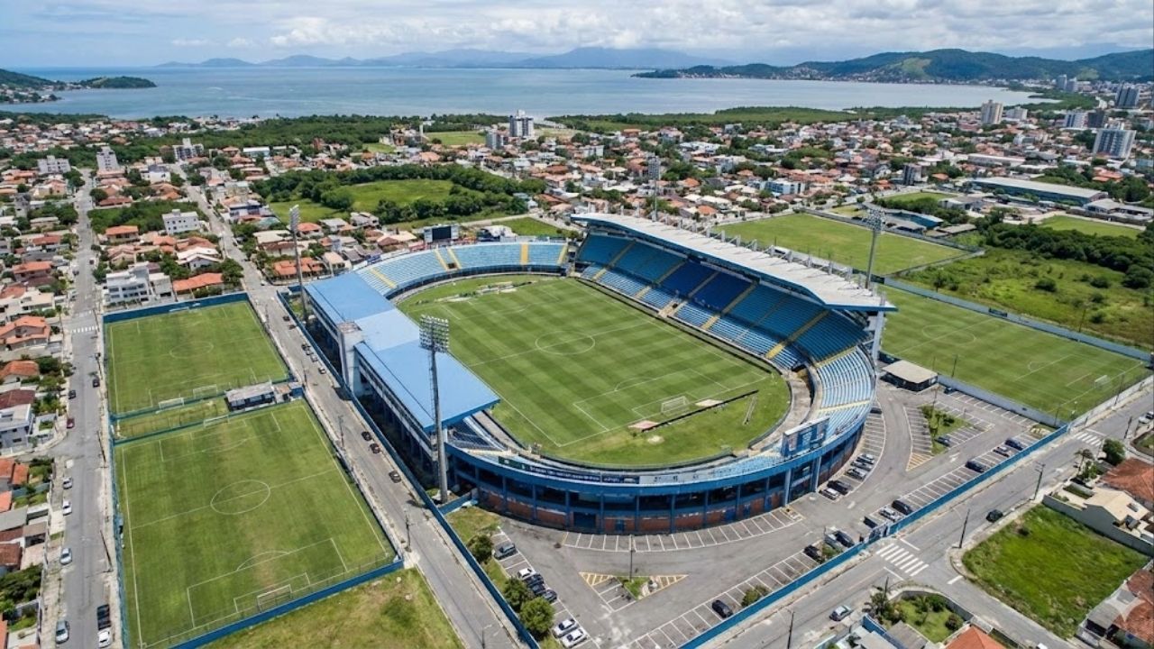 Com capacidade para 17.800 pessoas e localizado próximo ao aeroporto a Ressacada virou o principal estádio da capital catarinense e casa do Avaí