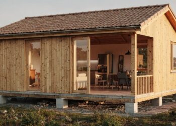 Jovens constroem uma casa de verão em madeira rápida, econômica e funcional