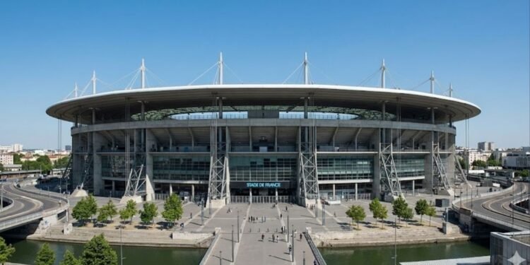 Com capacidade para 80 mil pessoas e tribunas móveis, o estádio nacional da França virou o palco lendário de finais de Copa do Mundo e Olimpíadas