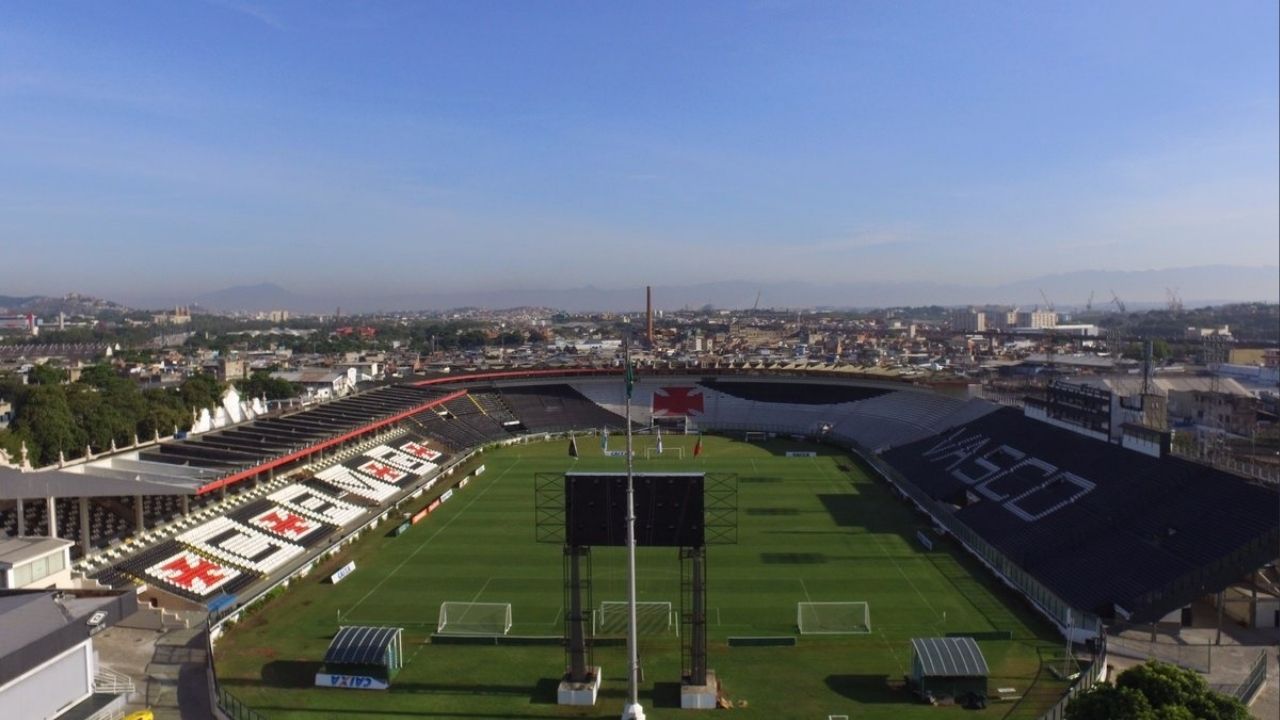 Com sua fachada histórica de 1927 e erguido pelos torcedores, o estádio virou um símbolo da luta contra o racismo no futebol