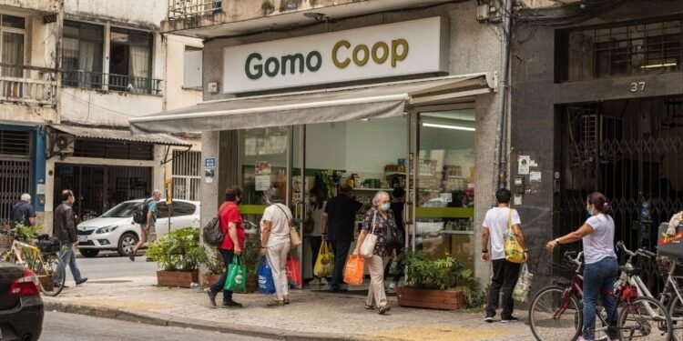 Adeus mercados tradicionais: novo tipo supermercado exige 3 horas de trabalho e derruba preços em São Paulo