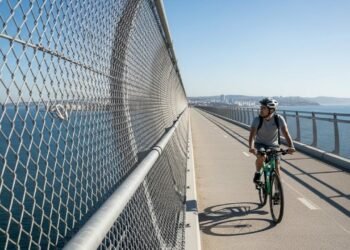 A ciclovia mais alta do Brasil tem mirante a 70 metros e vista para o mar