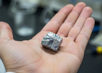 Pouco conhecido, mas essencial: esse metal é usado em aviões, foguetes, implantes e superligas