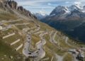 A estrada italiana sobe a 2.757m de altitude; com suas 48 curvas numeradas, o Passo Stelvio é um dos asfaltos mais altos e icônicos da Europa
