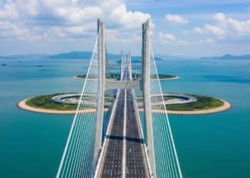 Com seus 55 km de extensão unindo pontes e túneis sobre o mar, a travessia chinesa virou a maior obra de infraestrutura marítima de todo o planeta