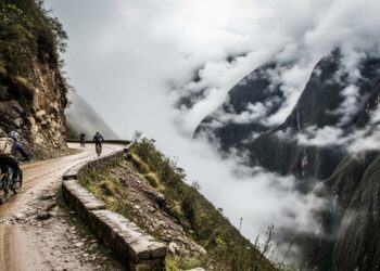 A estrada na Bolívia desce 3.600m entre precipícios e nevoeiro; a Rodovia das Yungas é conhecida como a mais perigosa do mundo para motoristas