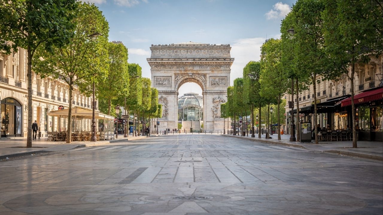 Com 1,9 km de extensão, a avenida francesa que une o Arco do Triunfo à Praça da Concórdia virou o símbolo máximo de luxo e beleza em Paris