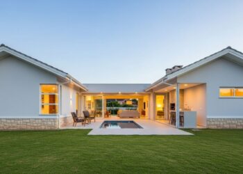 Arquitetura de casa térrea em L com 3 dormitórios e varanda gourmet une integração social e privacidade