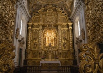 Com toneladas de talha dourada do século XVII e paredes de pedra, o mosteiro beneditino virou a maior joia do barroco luso-brasileiro no Rio