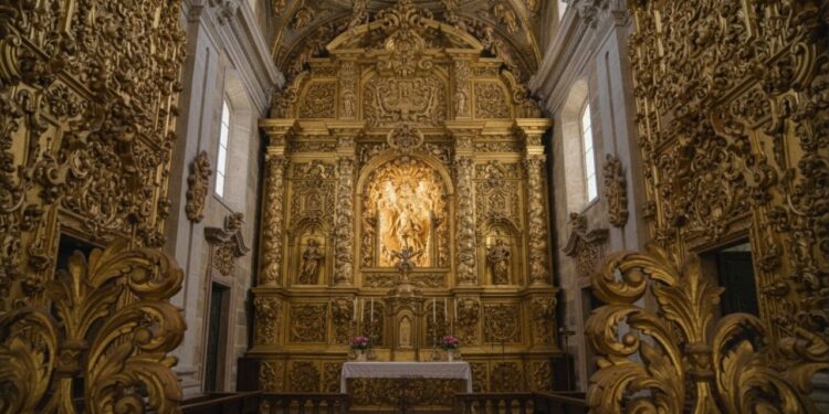 Com toneladas de talha dourada do século XVII e paredes de pedra, o mosteiro beneditino virou a maior joia do barroco luso-brasileiro no Rio