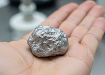 Esqueça o ferro comum pois este metal resiste à corrosão e move as baterias modernas sendo a joia essencial para o aço inoxidável