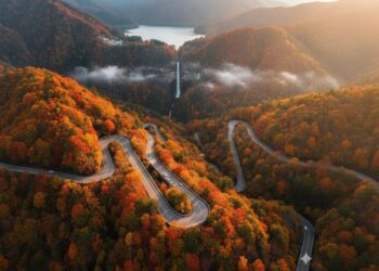 A estrada no Japão conta com 48 curvas em grampo de cabelo; a Irohazaka é um marco da engenharia japonesa que serpenteia as montanhas de Nikko