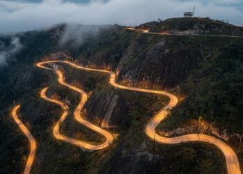A rodovia catarinense sobe a 1.460 metros de altitude com 284 curvas fechadas; a Serra do Rio do Rastro é a estrada mais iluminada e bonita do Brasil