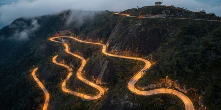 A rodovia catarinense sobe a 1.460 metros de altitude com 284 curvas fechadas; a Serra do Rio do Rastro é a estrada mais iluminada e bonita do Brasil
