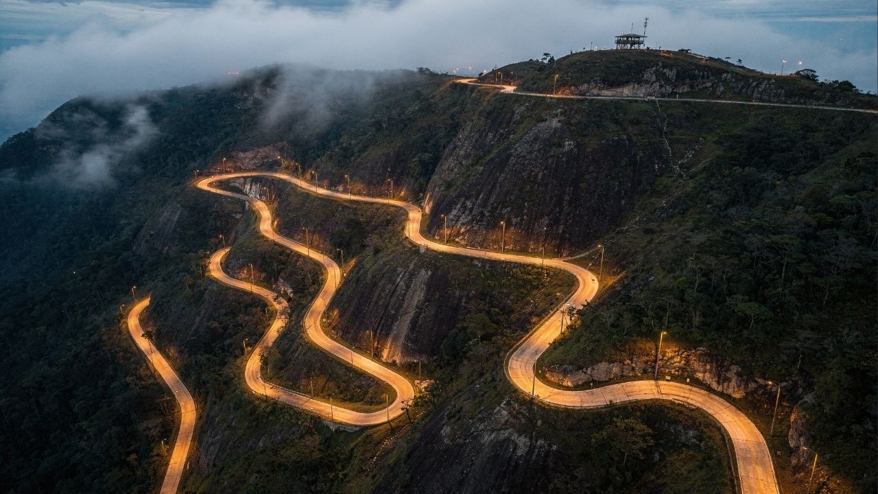 A rodovia catarinense sobe a 1.460 metros de altitude com 284 curvas fechadas; a Serra do Rio do Rastro é a estrada mais iluminada e bonita do Brasil
