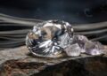 Esqueça o cristal comum, pois este mineral é o mais antigo da Terra e brilha quase como o diamante sendo a obra-prima eterna da geologia
