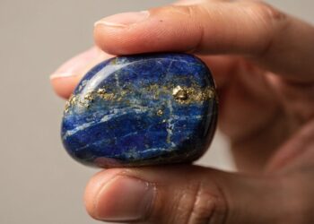 Esqueça a safira e o diamante pois esta gema azul pintou os mantos da Renascença sendo o pigmento mais valioso da história