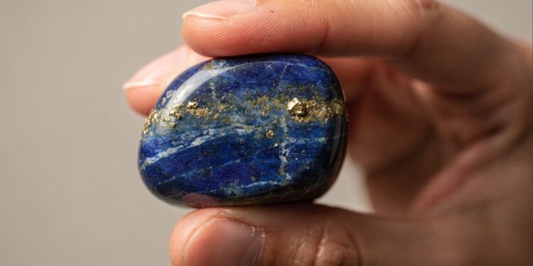 Esqueça a safira e o diamante pois esta gema azul pintou os mantos da Renascença sendo o pigmento mais valioso da história